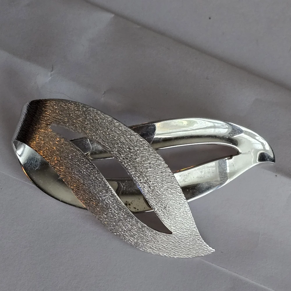 Vintage Sarah Coventry brooch silver pin crossover